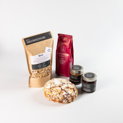 Zu sehen ist die Genießerbox Frühstück mit Triestini, Brotaufstrichen, Müsli