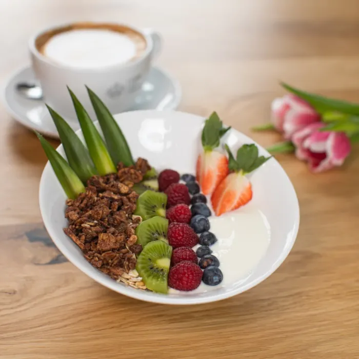 Zu sehen sind Zutaten für Müsli in einer Schale