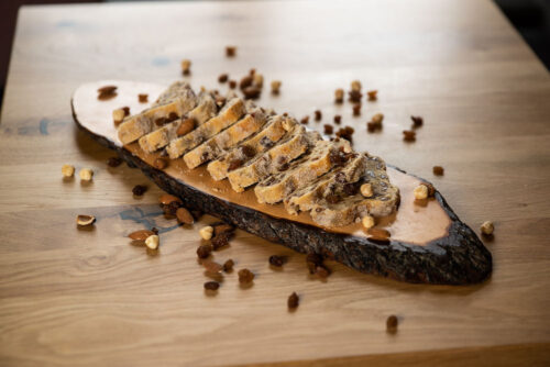 Zu sehen sind aufgeschnittene Scheiben Christstollen