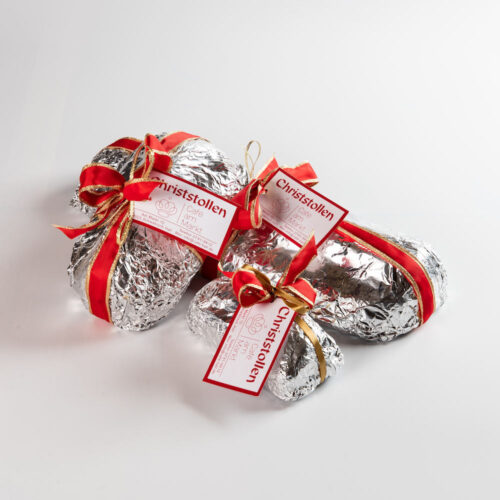 Auf dem Bild sieht man einen Christstollen der mehrfach verpackt ist