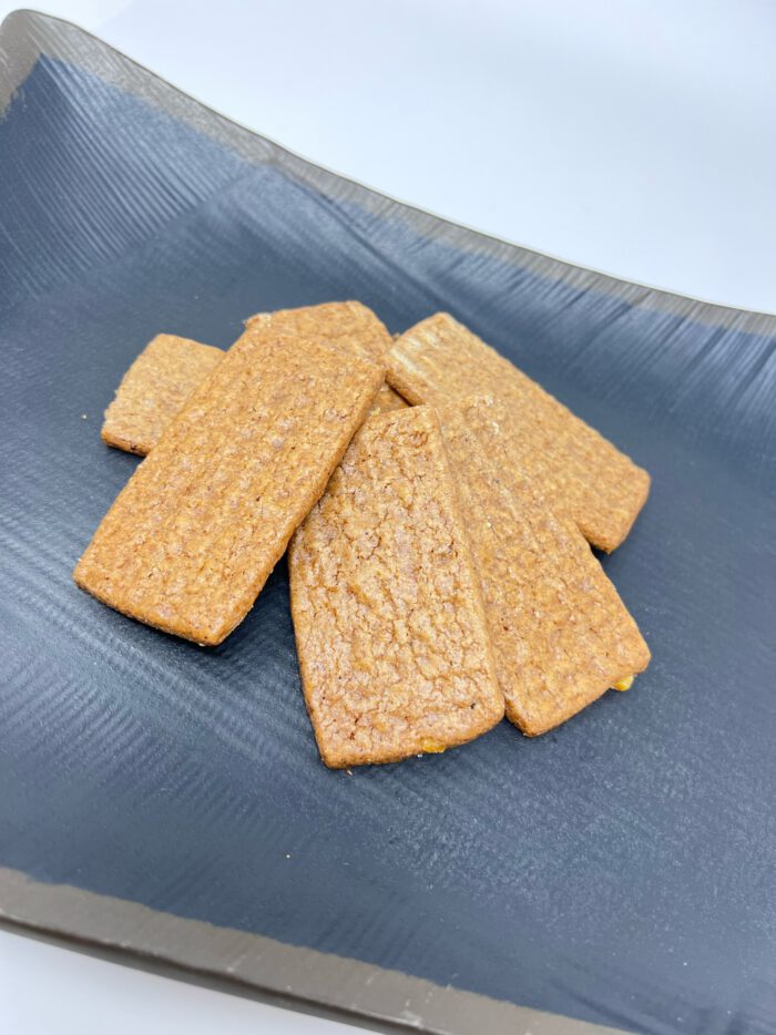 Man sieht Gewürz- Butter Spekulatius Gebäck auf einem Teller