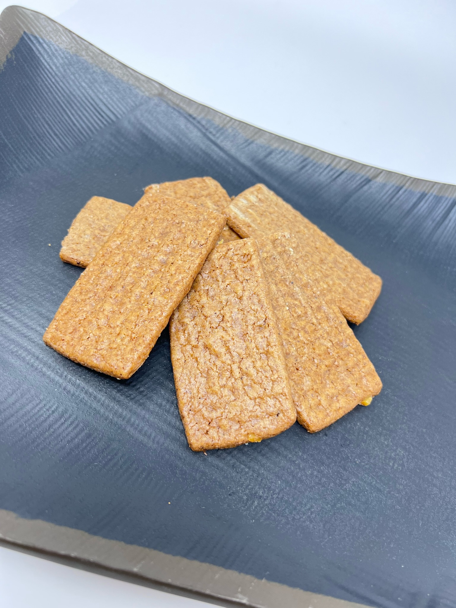 Man sieht Gewürz- Butter Spekulatius Gebäck auf einem Teller