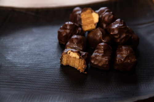 Zu sehen sind teilweise angebissene Baumkuchen-Spitzen